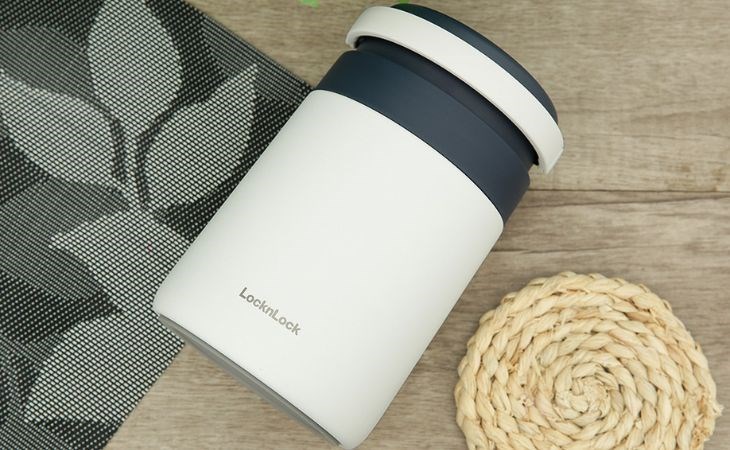 Bình đựng thức ăn giữ nhiệt inox 700 ml Lock&Lock LHC8042NVY với thiết kế thanh lịch cùng tông màu trắng chủ đạo
