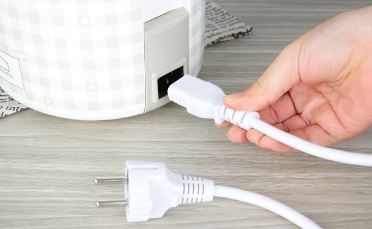 Hộp cơm điện Lock&Lock EJR216 được trang bị dây nguồn có thể tháo rời, giúp bạn dễ dàng vệ sinh và vô cùng tiện lợi khi di chuyển