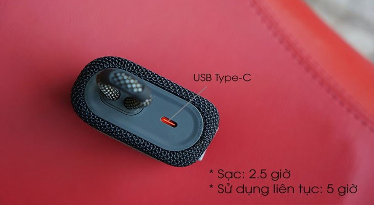 Loa bluetooth JBL Go 3 có màu đen và xanh dương, lớp vỏ ngoài được thiết kế tỉ mỉ