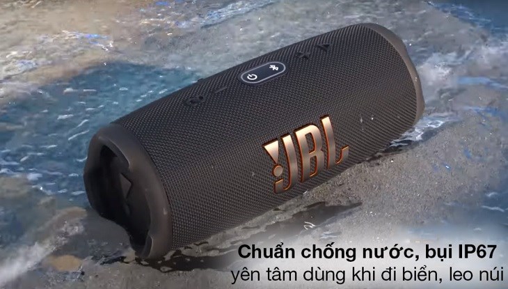 Cả 2 loa JBL Xtreme 3 và Charge 5 đều có khả năng chống nước, chống bụi đạt chuẩn IP67