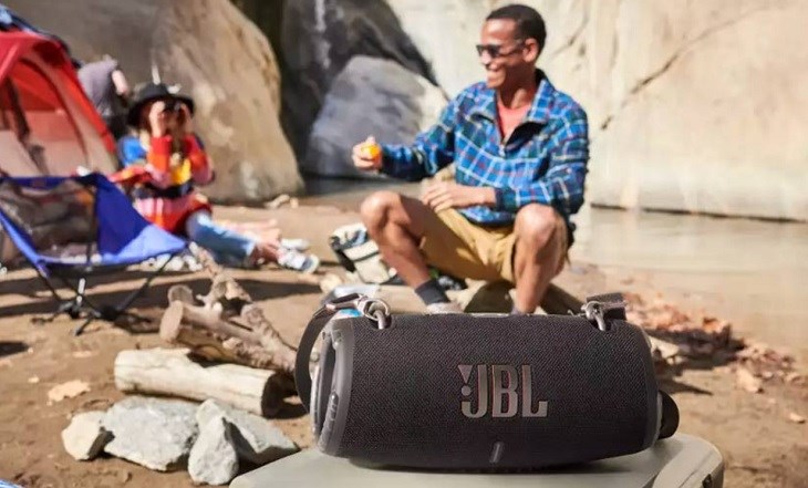 Loa Bluetooth JBL Xtreme 3 có thời gian sử dụng khoảng 15 tiếng với 2.5 tiếng sạc