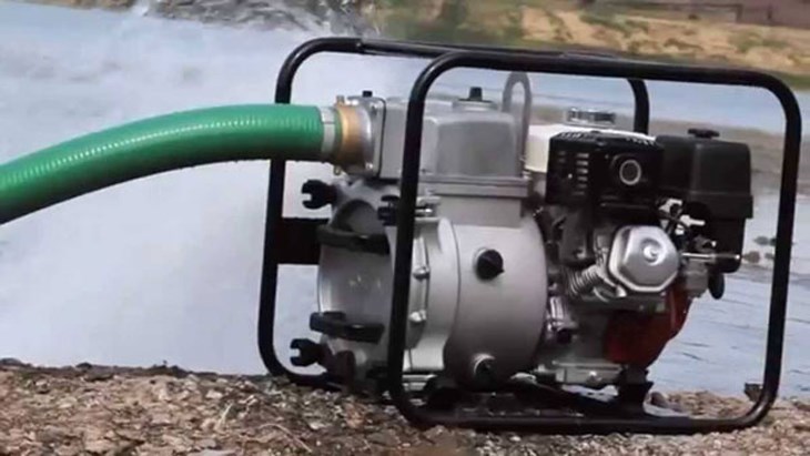Máy bơm chạy bằng xăng phục vụ tốt cho nhu cầu tưới tiêu ruộng vườn, ao hồ,...