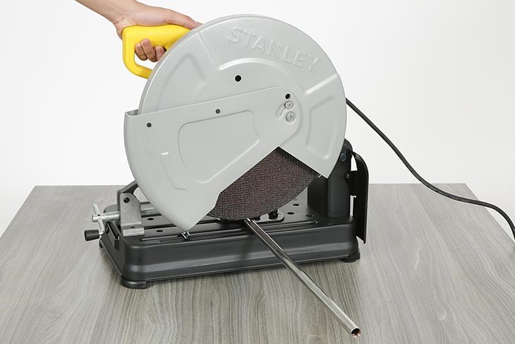 Máy cắt sắt Stanley SSC22-B1 2200W trang bị động cơ chổi than có cấu tạo tinh giản, sử dụng dễ dàng, vận hành hiệu quả