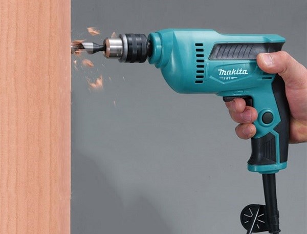 Máy khoan điện bị giới hạn bởi độ dài dây điện