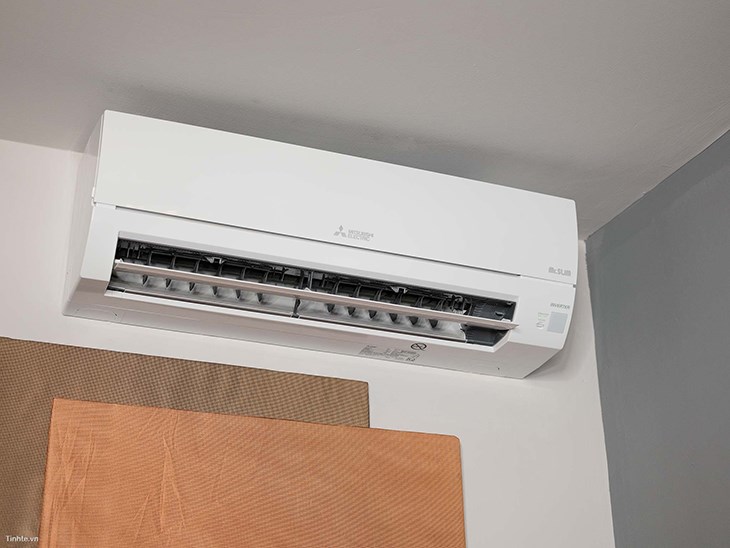 Máy lạnh Mitsubishi Electric có các cuộn dây quạt cách xa nhau giúp giảm nguy cơ tắc nghẽn nên độ bền cao hơn Mitsubishi Heavy