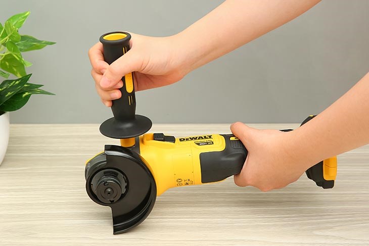 Máy mài góc dùng pin Dewalt DCG409N-B1 20V (không kèm pin, sạc) hỗ trợ việc đánh sạch ron của gạch lát sàn, đánh bóng và có thể cắt