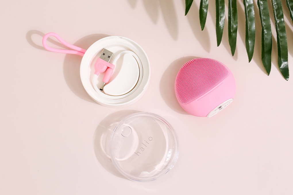 Máy rửa mặt và massage dành cho da nhạy cảm Halio Baby Pink sở hữu thiết kế tinh tế với màu hồng dễ thương, thu hút ánh nhìn của nhiều chị em