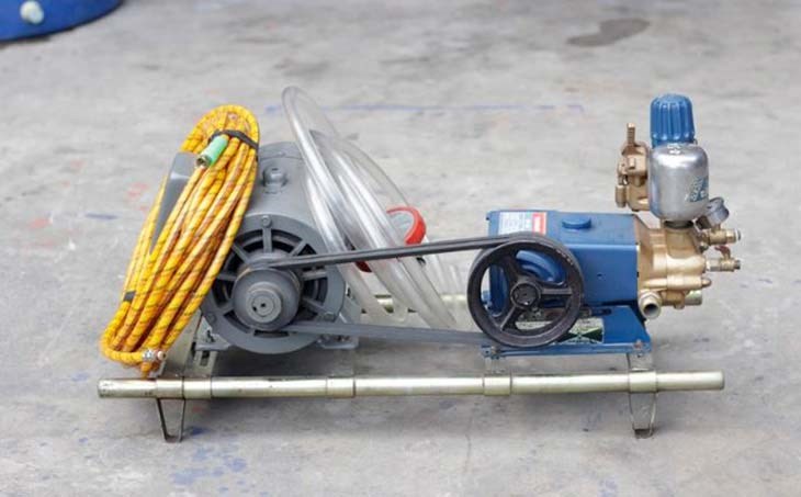 Máy rửa xe dây đai được cấu tạo từ motor và đầu máy bơm