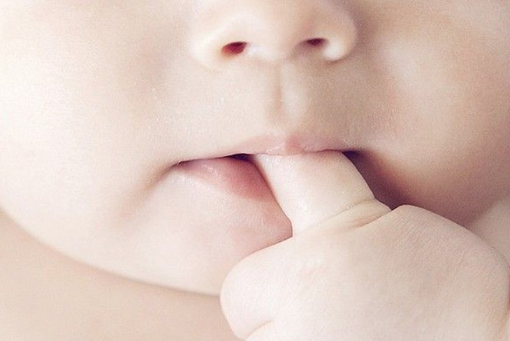 Ngăn thói quen mút tay có hại cho trẻ