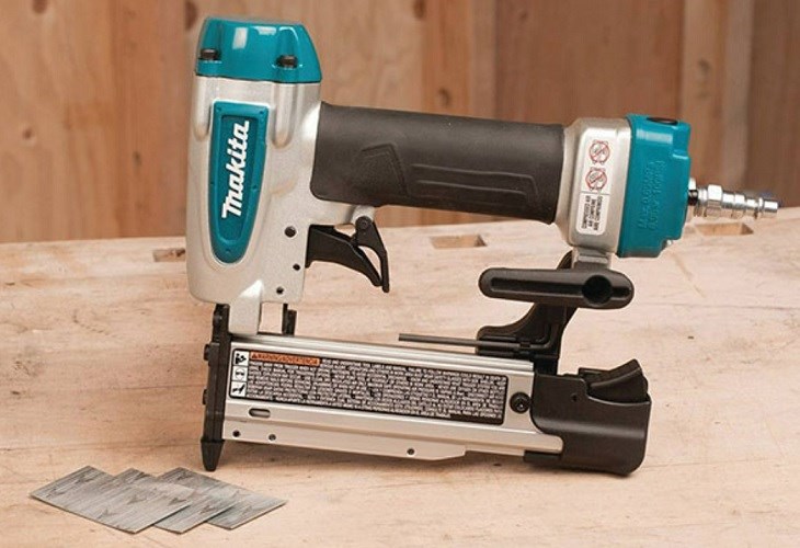 Máy bắn đinh Makita AF353Z có lớp vỏ cách điện, chịu va đập tốt và chống han gỉ