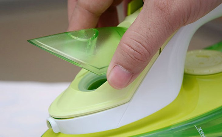 Chỉ nên châm vừa đủ nước cho mỗi lần ủi quần áo