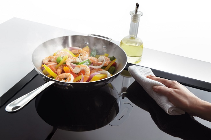Làm sạch chất lỏng dính lên mặt bảng điều khiển