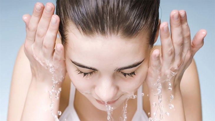 Rửa mặt sai cách cũng là một nguyên nhân gây ra tình trạng mụn