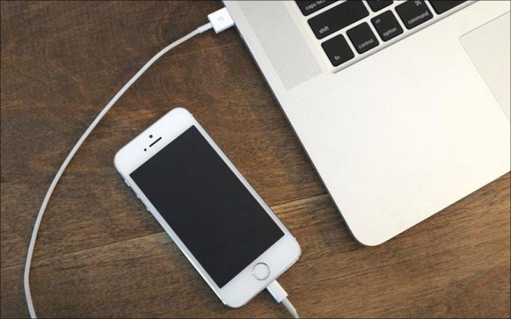 Bạn dùng cáp kết nối máy tính với iPhone