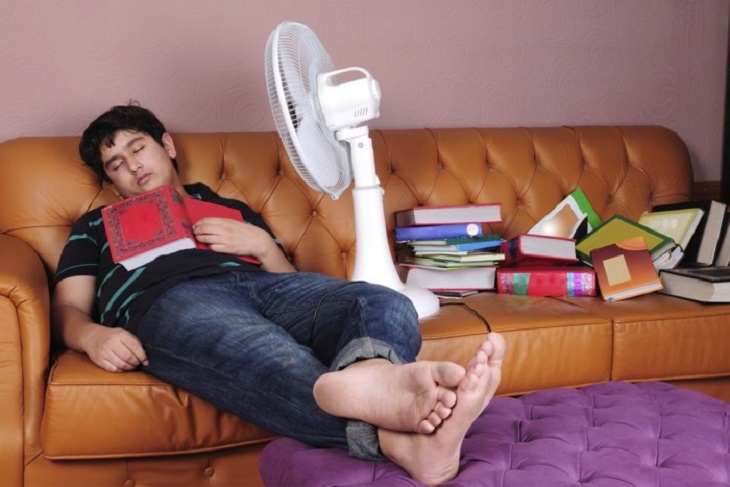 Cơ thể bạn sẽ phản ứng khi bật quạt trực tiếp vào người khi ngủ