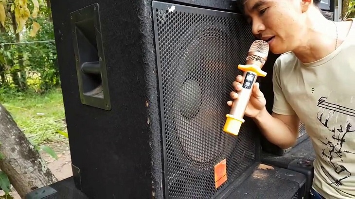 Micro tiếp xúc trực tiếp với loa