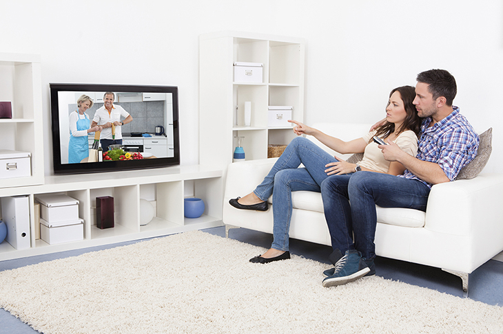 Không nên xem tivi liên tục trong nhiều giờ