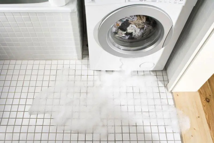 Máy giặt chảy nước dưới gầm gây ẩm mốc, vi khuẩn và rò rỉ điện