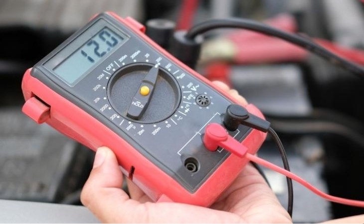 Bạn có thể dùng vôn kế để kiểm tra tình trạng nguồn Adaptor