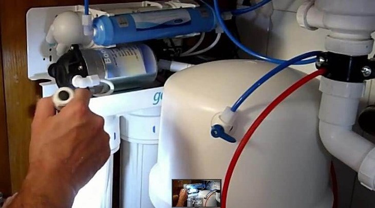 Van thải flow bị hư khiến cho nước không được chuyển xuống bình, gây nên tình trạng không tự ngắt ở máy lọc nước