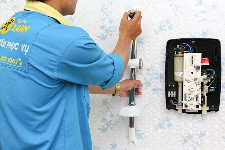 Liên hệ sớm với nhân viên kỹ thuật để khắc phục sự cố máy nước nóng có mùi khét