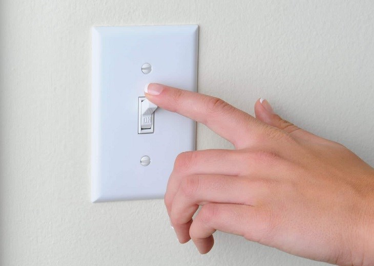 Ngắt nguồn điện cấp vào máy nước nóng nhanh chóng