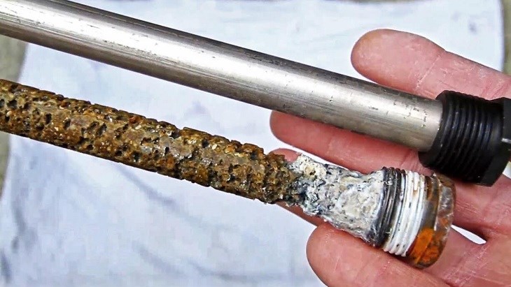 Thanh đốt (dưới) máy nước nóng bị mài mòn sau khoảng thời gian sử dụng
