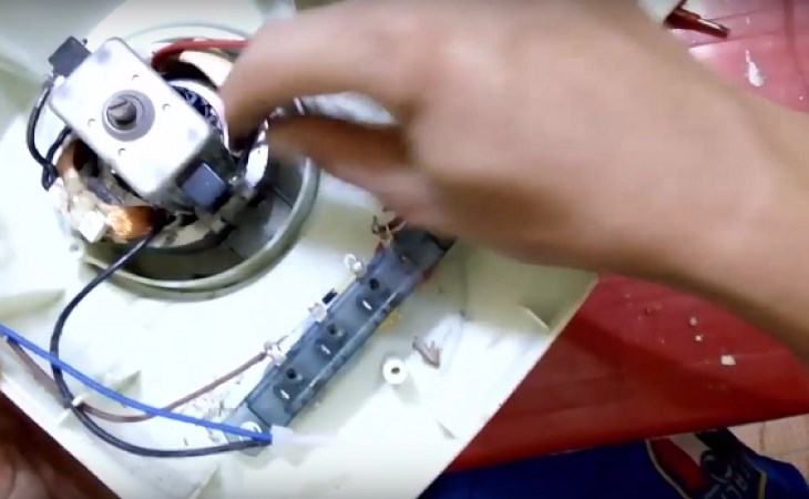 Bạn cần dùng vòi xịt khí để làm sạch các màng bụi bám vào động cơ máy