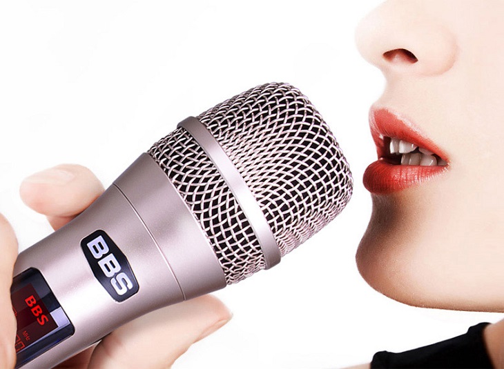 Thao tác cầm micro không đúng làm micro bị hú