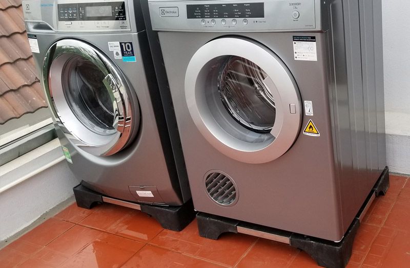 Chân đế sẽ giúp bạn dễ dàng vệ sinh sàn nhà luôn sạch sẽ khô ráo