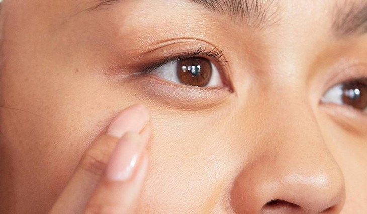 Massage bằng nhiệt hồng ngoại trên máy massage mắt Fuji có tác dụng làm giảm bọng mắt và quầng thâm