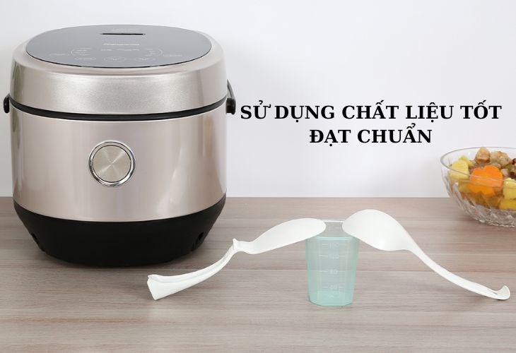 Nồi cơm điện tử Kangaroo 1.8 lít KG18DR12 có vỏ nồi làm bằng thép không gỉ sáng bóng