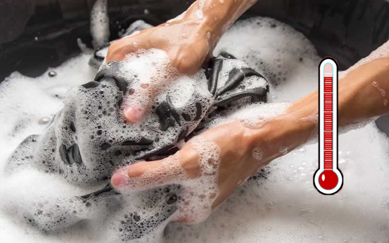 Thường xuyên giặt quần áo với nước nóng