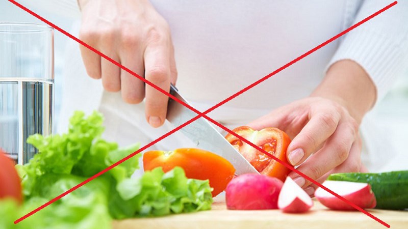 Tránh cắt nhỏ và rửa rau trước khi cho vào tủ lạnh