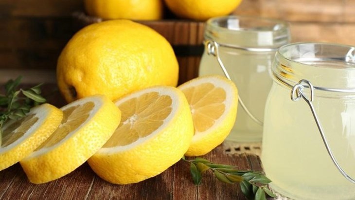Axit Citric có trong nước cốt chanh giúp cho râu mọc chậm và mềm hơn
