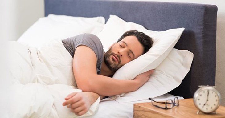 Để tránh tình trạng râu mọc nhanh bạn nên ngủ sớm trước 11 giớ