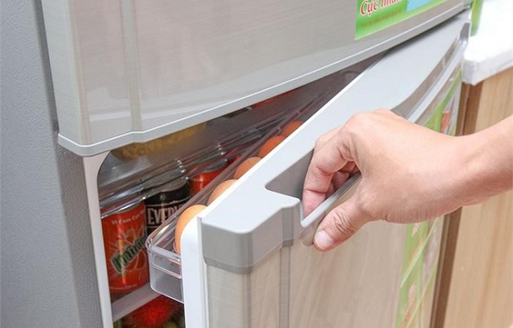 Tủ lạnh có mùi hôi có thể do cửa tủ đóng không kín
