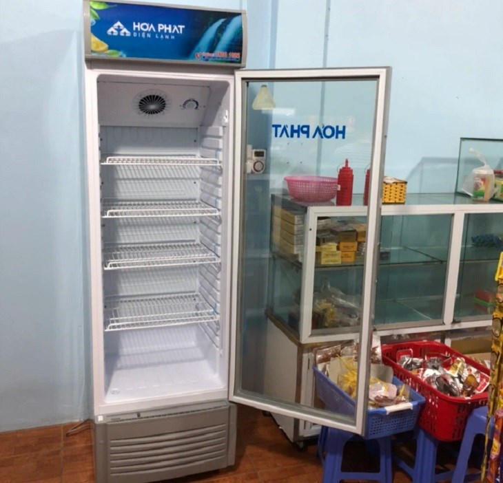 Đóng cửa không kín làm cho tủ mát dễ bị đổ mồ hôi, ảnh hưởng đến việc bảo quản thực phẩm bên trong tủ