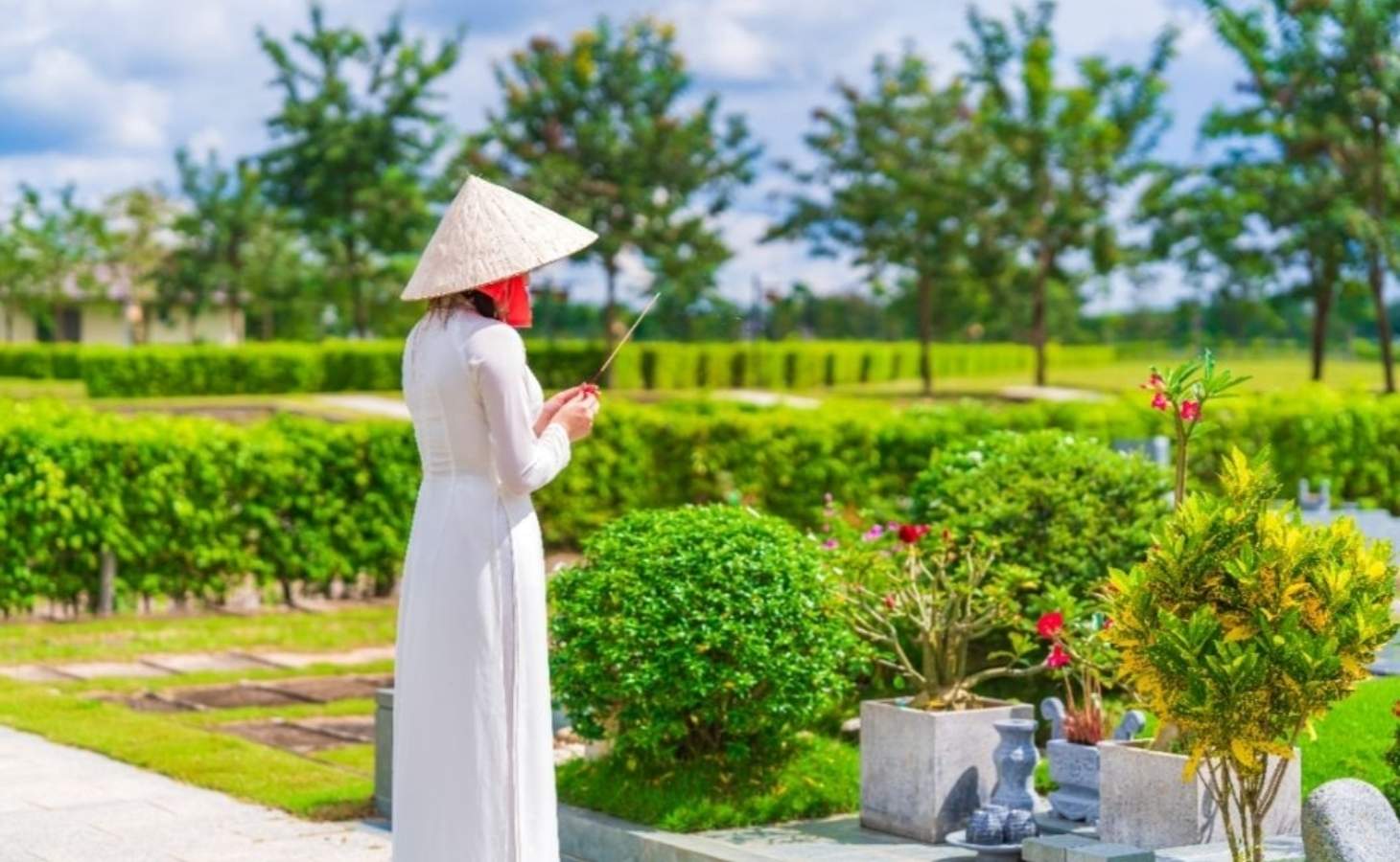 Tết Thanh minh là dịp để con cháu đến thắp hương tưởng nhớ tổ tiên