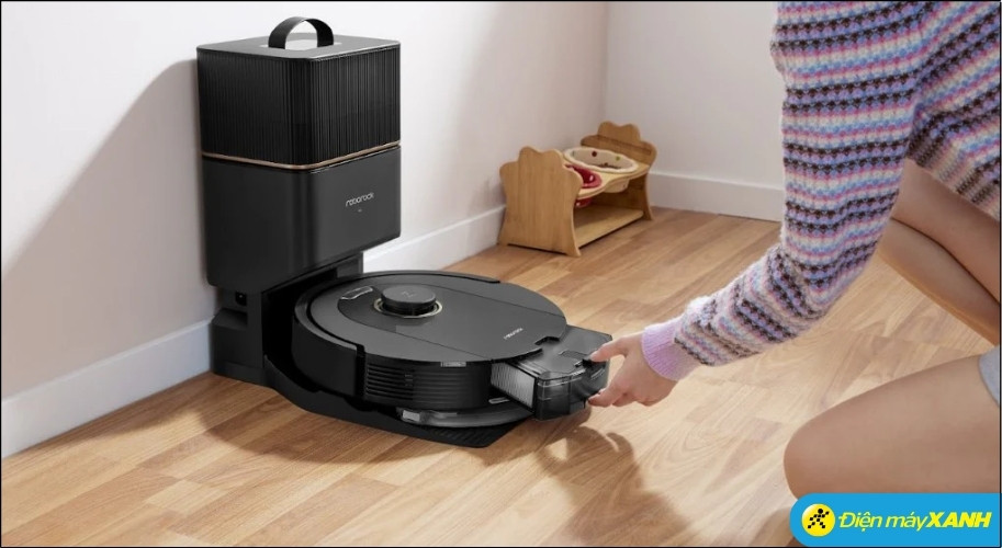 Các gia đình hiện đại có thể trang bị robot hút bụi hoặc máy hút bụi cầm tay để tiết kiệm thời gian và công sức