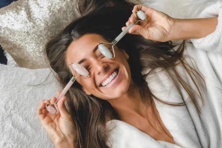 Cây lăn lạnh giúp giảm quầng thâm, bọng mắt