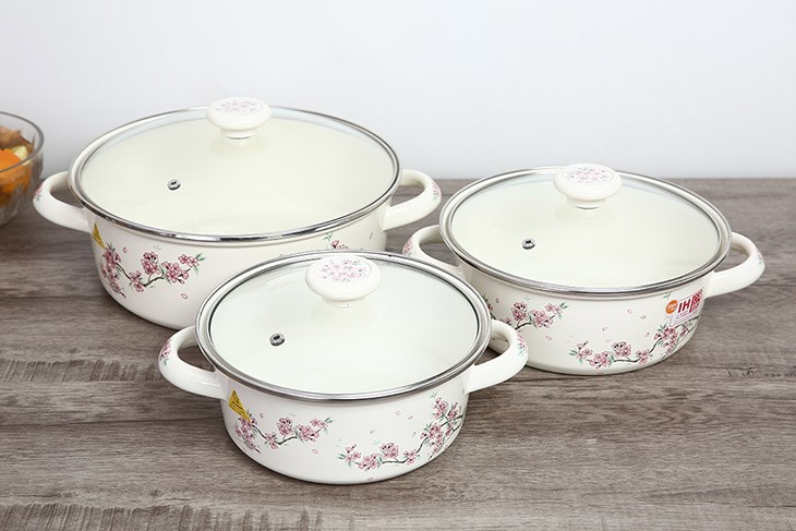 Bộ 3 nồi thép Nippon tráng men Fujihoro SKW-332G có mặt bên ngoài và bên trong tráng men thủy tinhkhông bám mùi, chống ăn mòn, sử dụng đảm bảo an toàn cho sức khỏe