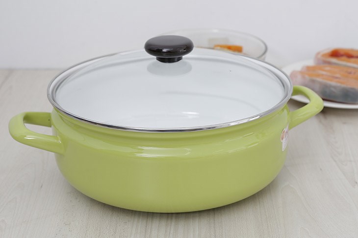 Nồi lẩu thép Nippon tráng men nắp kính 27 cm Fujihoro YAV-27HD.LG có kích thước 27 cm thích hợp dùng cho gia đình 2 - 4 thành viên
