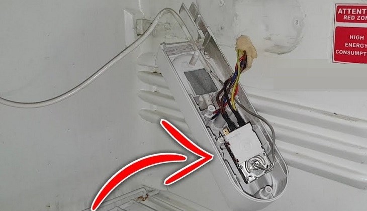 thermostat nằm ở đâu trong tủ lạnh