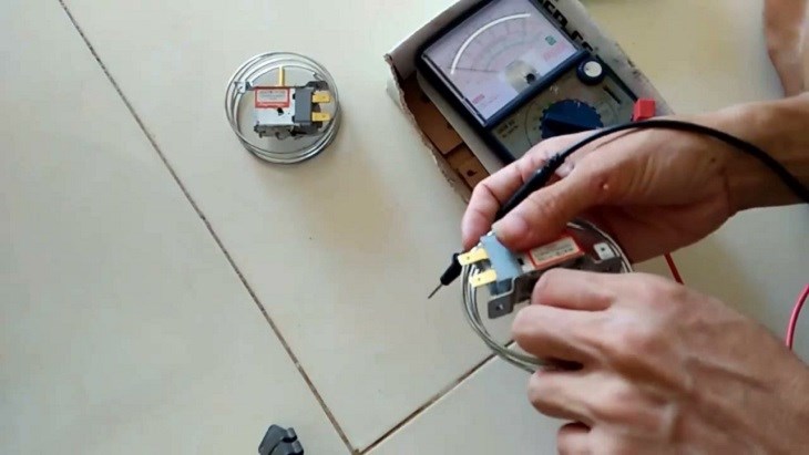 dùng đồng hồ đo điện trở kiểm tra thermostat