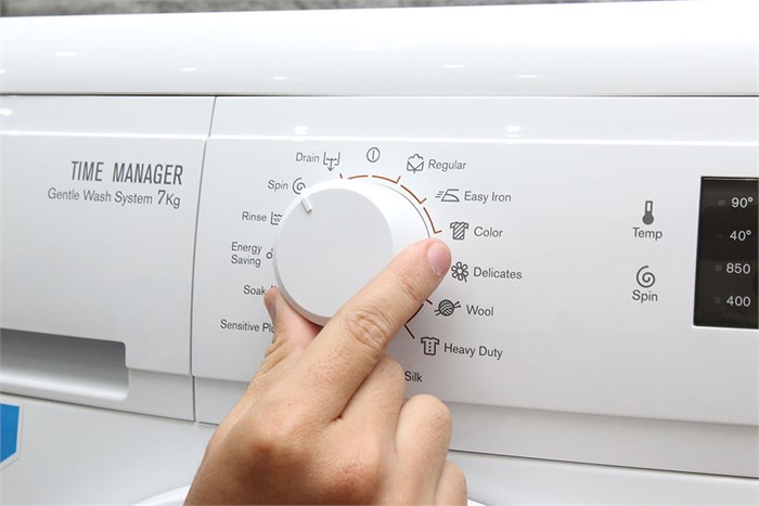 Nếu bạn chọn sai chế độ giặt cho quần áo thì máy sẽ giặt lâu hơn để quần áo được sạch