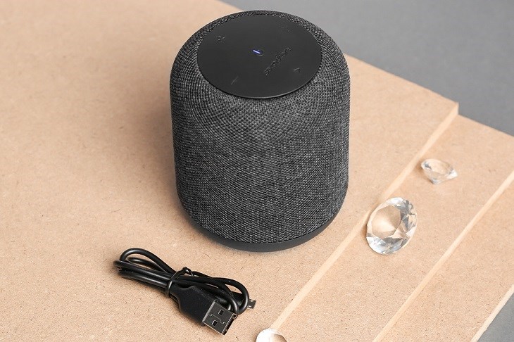 Loa Bluetooth Anker Soundcore Motion Q A3108 Đen có thiết kế hình trụ tròn nhỏ gọn, kèm dây treo tiện dụng