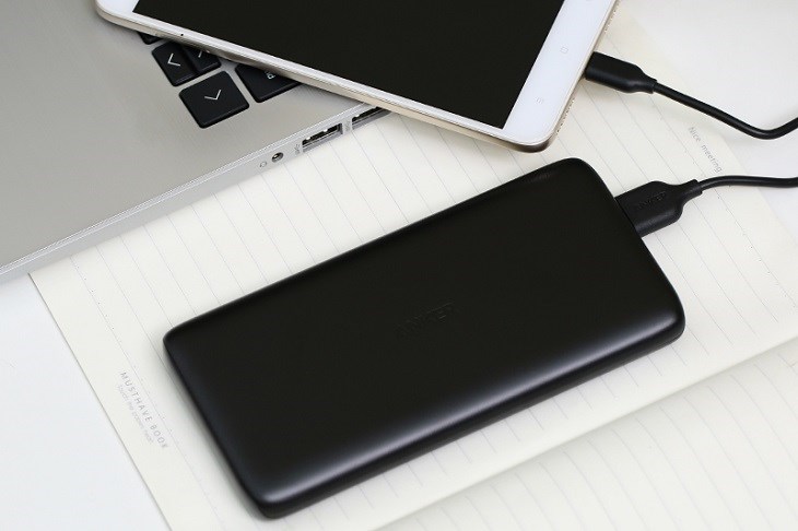 Pin sạc dự phòng Polymer 10.000 mAh Type C 12W Anker PowerCore Lite A1232 có thiết kế gọn nhẹ, siêu mỏng, dễ dàng mang theo để sử dụng ở những nơi không có nguồn điện