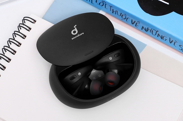 Tai Nghe Bluetooth True Wireless Anker SoundCore Liberty 2 Pro A3909 sở hữu nắp hộp sạc mở theo cơ chế trượt giúp hạn chế hiện tượng bung nắp bảo vệ tai nghe tốt hơn