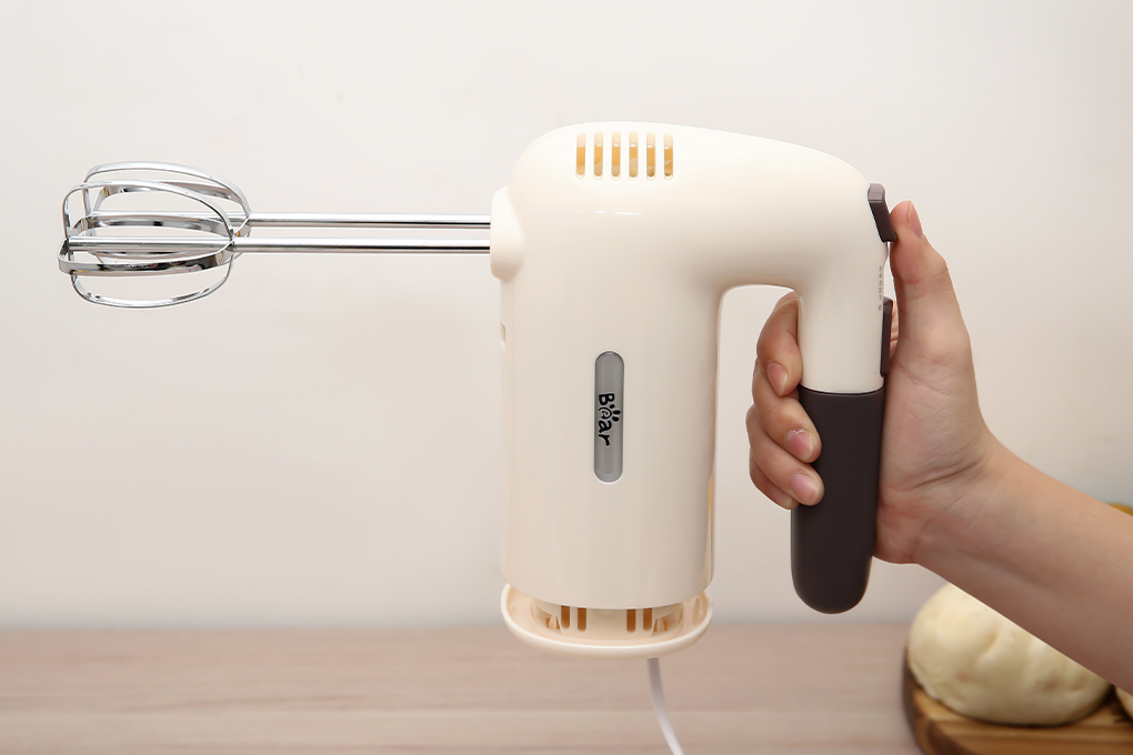 Máy đánh trứng Bear DDQ-B01A1 cầm tay thiết kế nhỏ gọn